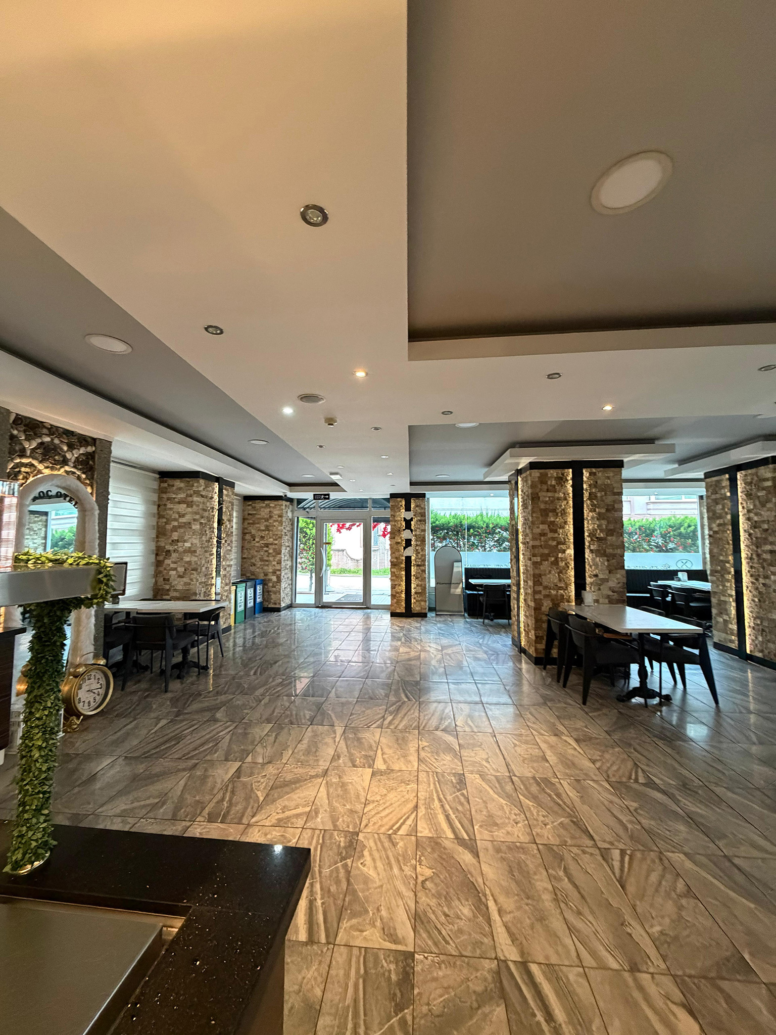 Restaurant & Cafe